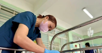 Người phụ nữ 'may' lại cuộc sống cho những đứa trẻ có hoàn cảnh đặc biệt