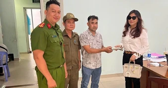 Người phụ nữ ở TPHCM trả lại 50 triệu đồng nhặt được