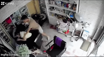 Người phụ nữ ôm trẻ nhỏ bị đánh đập ở Hà Nội, hai anh em khai nguồn cơn Người phụ nữ ôm trẻ nhỏ bị đánh đập ở Hà Nội, hai anh em khai nguồn cơn