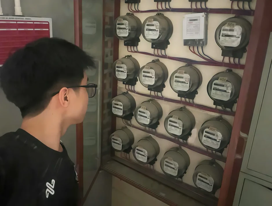 Người thuê nhà "toát mồ hôi" với hóa đơn tiền điện mùa nắng nóng Người thuê nhà "toát mồ hôi" với hóa đơn tiền điện mùa nắng nóng