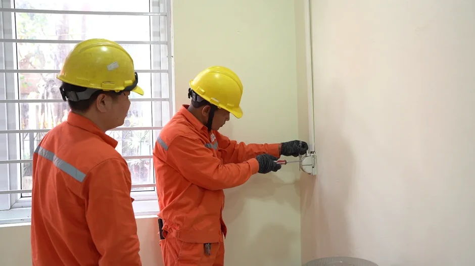Người thuê nhà "toát mồ hôi" với hóa đơn tiền điện mùa nắng nóng Người thuê nhà "toát mồ hôi" với hóa đơn tiền điện mùa nắng nóng