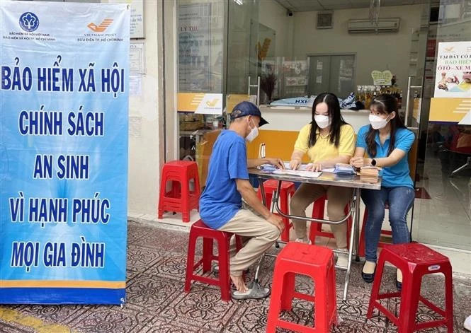 Người thuộc hộ nghèo tại TP Hồ Chí Minh được hỗ trợ 80% Bảo hiểm xã hội tự nguyện Người thuộc hộ nghèo tại TP Hồ Chí Minh được hỗ trợ 80% Bảo hiểm xã hội tự nguyện