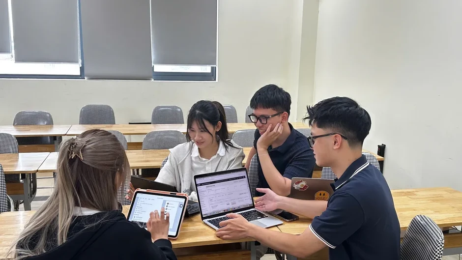 Người trẻ ra trường trong áp lực cạnh tranh: Phân hóa cơ hội, gia tăng áp lực Người trẻ ra trường trong áp lực cạnh tranh: Phân hóa cơ hội, gia tăng áp lực
