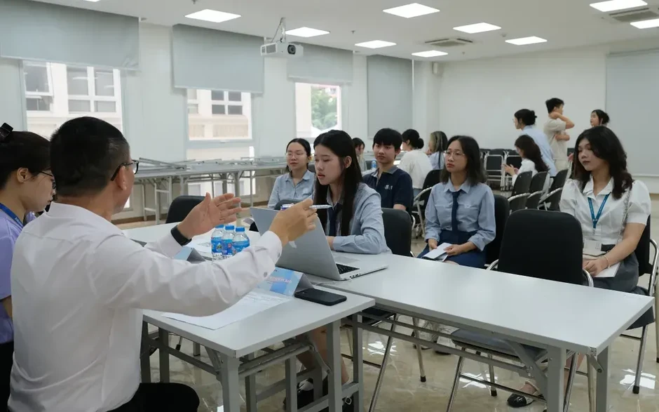 Người trẻ ra trường trong áp lực cạnh tranh: Phân hóa cơ hội, gia tăng áp lực Người trẻ ra trường trong áp lực cạnh tranh: Phân hóa cơ hội, gia tăng áp lực