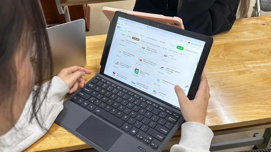 Người trẻ ra trường trong áp lực cạnh tranh: Phân hóa cơ hội, gia tăng áp lực Người trẻ ra trường trong áp lực cạnh tranh: Phân hóa cơ hội, gia tăng áp lực