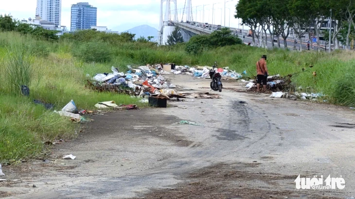 Người xả rác bừa bãi ở Đà Nẵng vừa bị xử phạt, vừa bị nêu tên trên loa Người xả rác bừa bãi ở Đà Nẵng vừa bị xử phạt, vừa bị nêu tên trên loa
