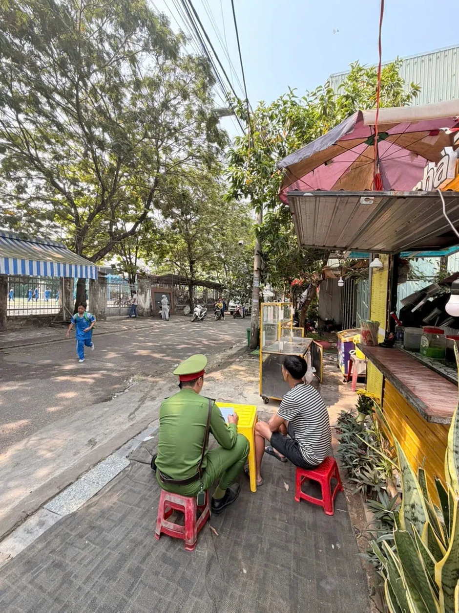 Nguy cơ mất an toàn thực phẩm từ đồ ăn vặt trước cổng trường Nguy cơ mất an toàn thực phẩm từ đồ ăn vặt trước cổng trường