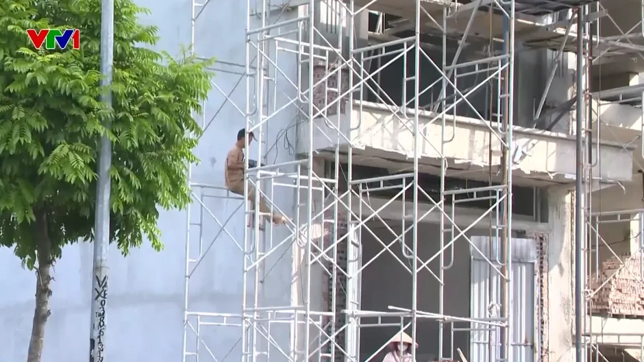 Nguy hiểm làm việc trên cao tại công trình xây dựng nhỏ lẻ không có bảo hộ lao động Nguy hiểm làm việc trên cao tại công trình xây dựng nhỏ lẻ không có bảo hộ lao động