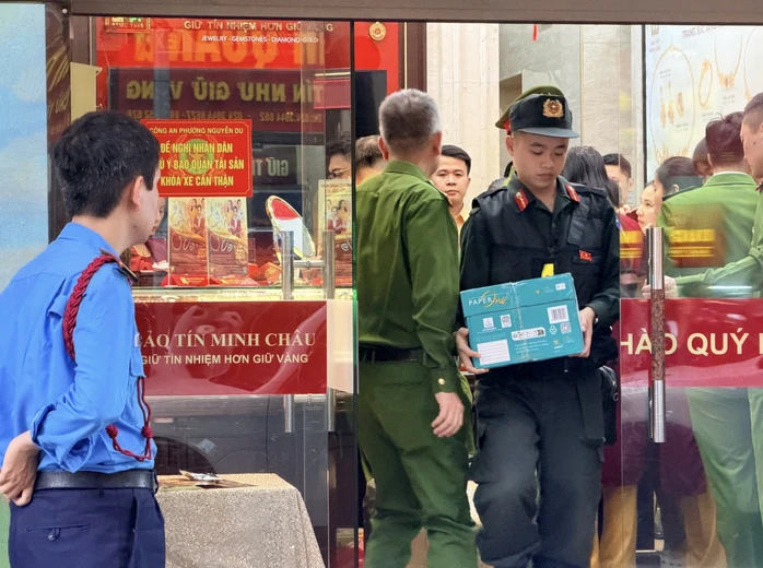 Nguyên giám đốc công ty Bảo tín Minh Châu và con trai bị khởi tố Nguyên giám đốc công ty Bảo tín Minh Châu và con trai bị khởi tố