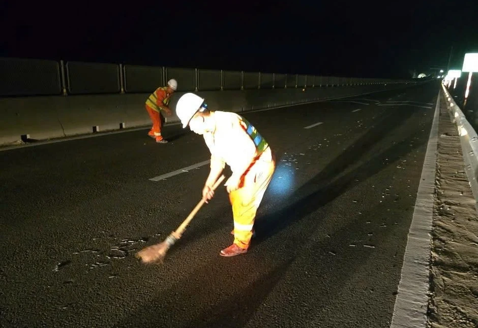 Nguyên nhân hàng loạt xe thủng lốp trên cao tốc: Nghi xe tải làm rơi vật nhọn Nguyên nhân hàng loạt xe thủng lốp trên cao tốc: Nghi xe tải làm rơi vật nhọn