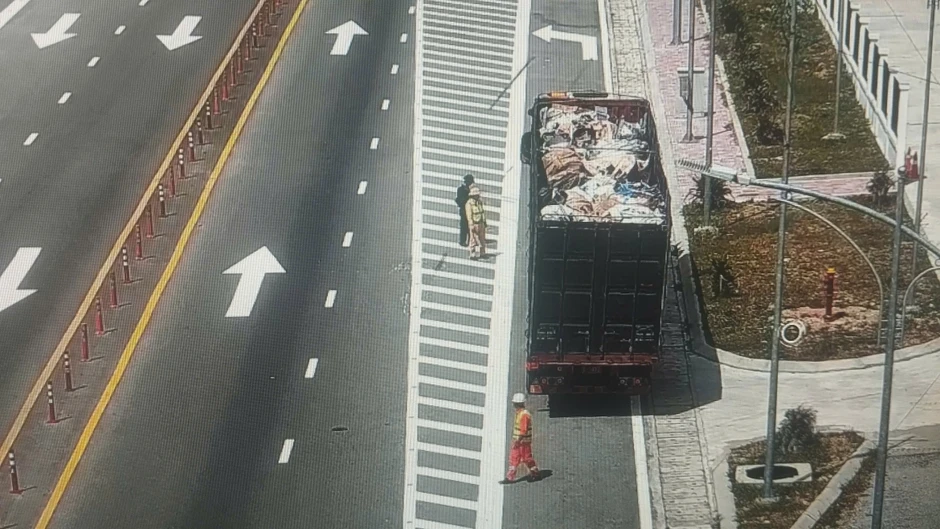 Nguyên nhân hàng loạt xe thủng lốp trên cao tốc: Nghi xe tải làm rơi vật nhọn Nguyên nhân hàng loạt xe thủng lốp trên cao tốc: Nghi xe tải làm rơi vật nhọn