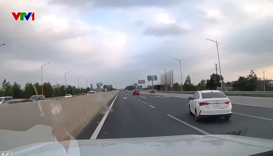 Nguyên tắc chuyển hướng an toàn khi rời khỏi cao tốc Nguyên tắc chuyển hướng an toàn khi rời khỏi cao tốc