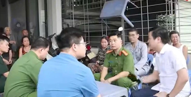 Nhà của 11 hộ dân có nguy cơ sụt xuống sông, chính quyền họp khẩn Nhà của 11 hộ dân có nguy cơ sụt xuống sông, chính quyền họp khẩn