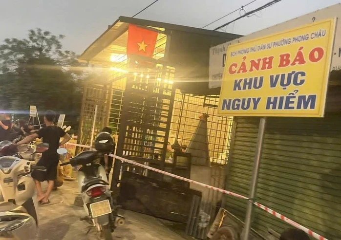 Nhà của 11 hộ dân có nguy cơ sụt xuống sông, chính quyền họp khẩn Nhà của 11 hộ dân có nguy cơ sụt xuống sông, chính quyền họp khẩn