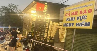 Nhà của 11 hộ dân có nguy cơ sụt xuống sông, chính quyền họp khẩn