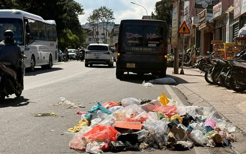 Nhà máy ngưng tiếp nhận, rác tràn ngập đường phố Đà Lạt Nhà máy ngưng tiếp nhận, rác tràn ngập đường phố Đà Lạt