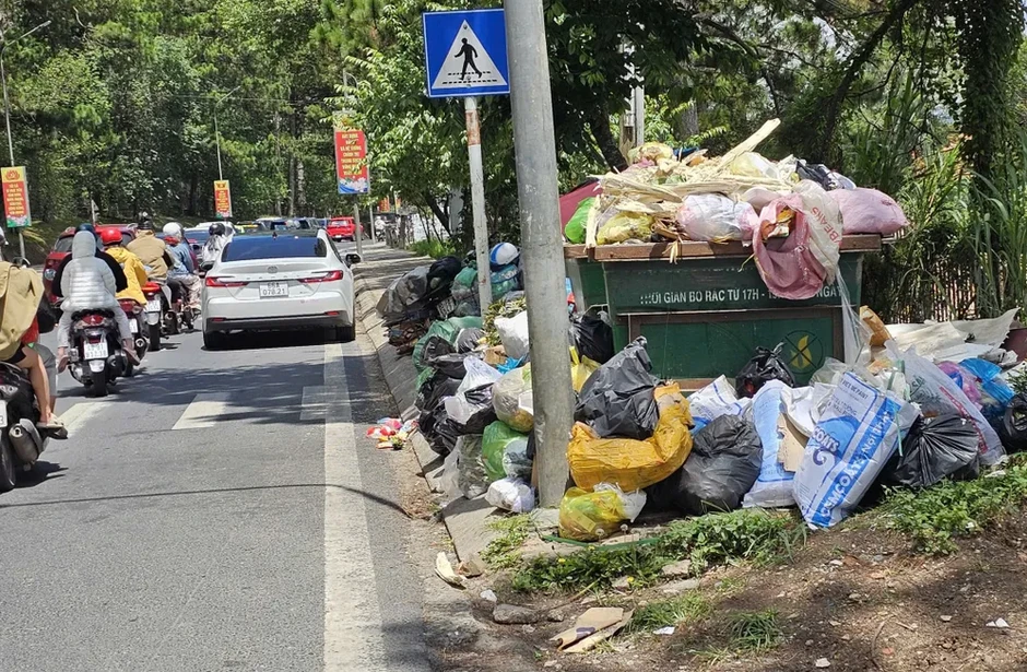 Nhà máy ngưng tiếp nhận, rác tràn ngập đường phố Đà Lạt Nhà máy ngưng tiếp nhận, rác tràn ngập đường phố Đà Lạt