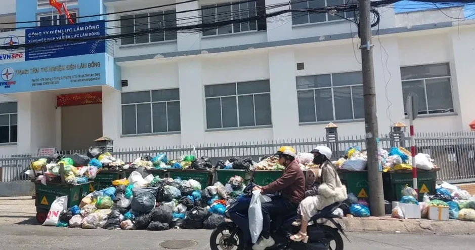 Nhà máy ngưng tiếp nhận, rác tràn ngập đường phố Đà Lạt Nhà máy ngưng tiếp nhận, rác tràn ngập đường phố Đà Lạt