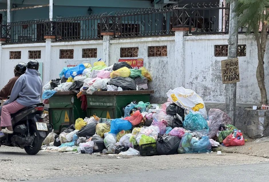 Nhà máy ngưng tiếp nhận, rác tràn ngập đường phố Đà Lạt Nhà máy ngưng tiếp nhận, rác tràn ngập đường phố Đà Lạt