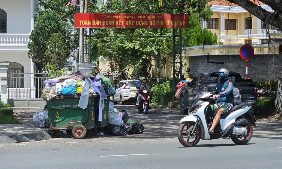 Nhà máy ngưng tiếp nhận, rác tràn ngập đường phố Đà Lạt Nhà máy ngưng tiếp nhận, rác tràn ngập đường phố Đà Lạt