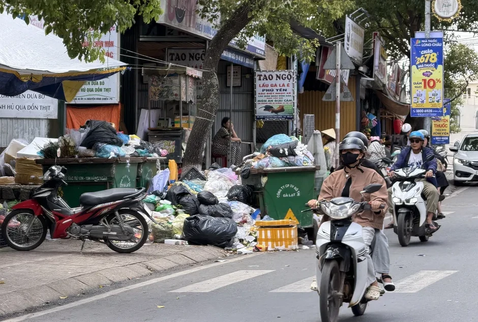 Nhà máy ngưng tiếp nhận, rác tràn ngập đường phố Đà Lạt Nhà máy ngưng tiếp nhận, rác tràn ngập đường phố Đà Lạt