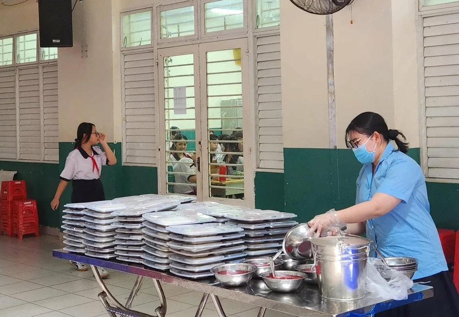 Nhà trường siết chặt quy trình bữa ăn bán trú Nhà trường siết chặt quy trình bữa ăn bán trú