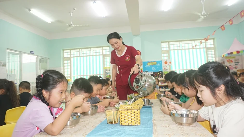 Nhà trường siết chặt quy trình bữa ăn bán trú Nhà trường siết chặt quy trình bữa ăn bán trú
