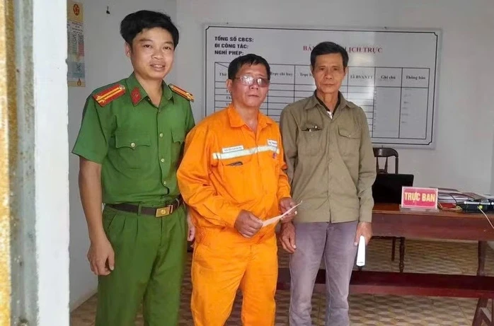 Nhận 30 triệu đồng chuyển nhầm, nhân viên Điện lực Gia Lai nhờ công an tìm chủ Nhận 30 triệu đồng chuyển nhầm, nhân viên Điện lực Gia Lai nhờ công an tìm chủ