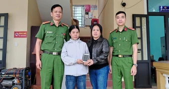 Nhận được số tiền rất lớn chuyển nhầm vào tài khoản, người phụ nữ lập tức trình báo