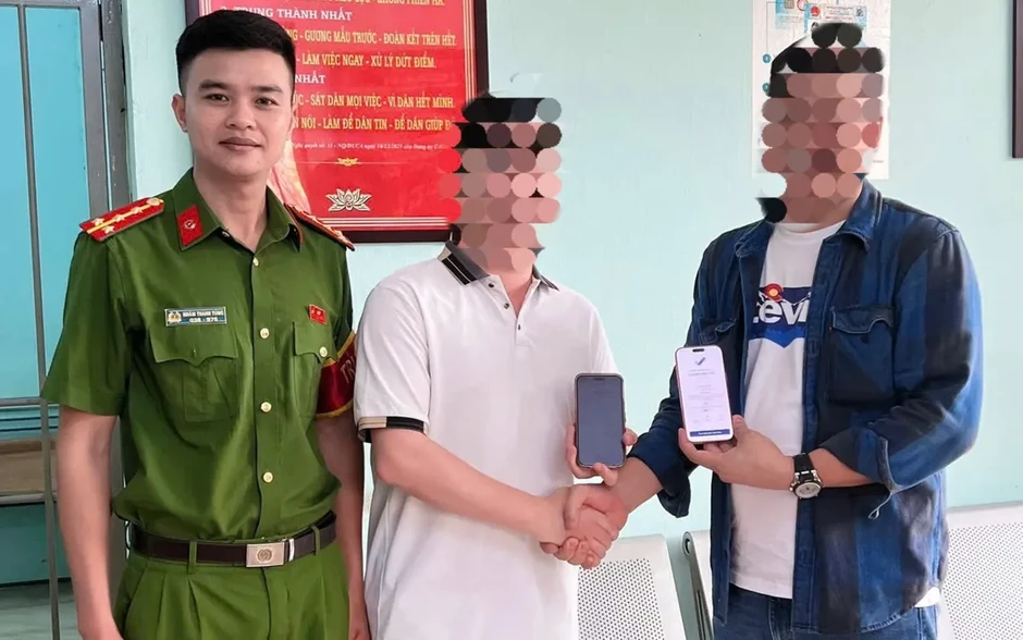 Nhận lại hơn 355 triệu đồng chuyển nhầm nhờ công an hỗ trợ Nhận lại hơn 355 triệu đồng chuyển nhầm nhờ công an hỗ trợ