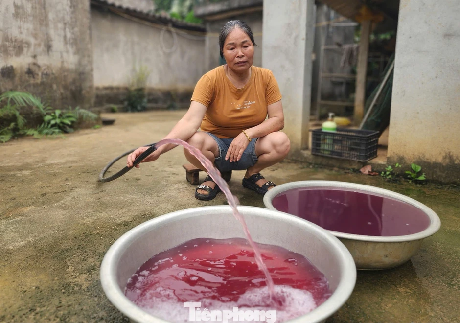 Nhân viên nhà máy giặt ngủ quên khiến nước giếng khoan đổi màu tím
