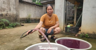 Nhân viên nhà máy giặt ngủ quên khiến nước giếng khoan đổi màu tím
