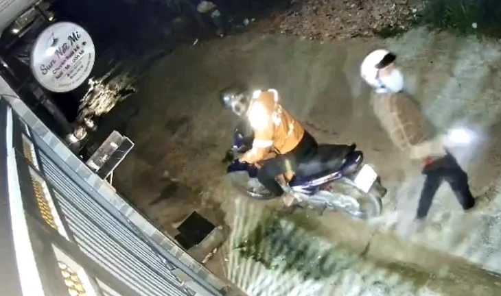 Nhanh chóng bắt giữ hai kẻ cạy cửa tiệm trộm két sắt ở xã Vĩnh Lộc Nhanh chóng bắt giữ hai kẻ cạy cửa tiệm trộm két sắt ở xã Vĩnh Lộc