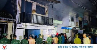 Nhanh chóng hỗ trợ người dân dập tắt đám cháy trong đêm