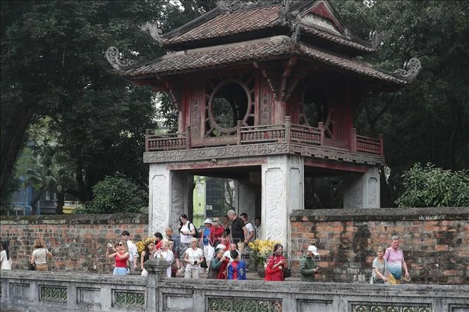 Nhanh chóng trao trả tài sản bị thất lạc cho du khách Pháp tham quan Văn Miếu - Quốc Tử Giám Nhanh chóng trao trả tài sản bị thất lạc cho du khách Pháp tham quan Văn Miếu - Quốc Tử Giám