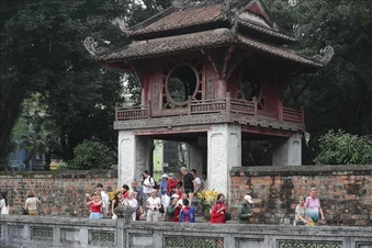 Nhanh chóng trao trả tài sản bị thất lạc cho du khách Pháp tham quan Văn Miếu - Quốc Tử Giám