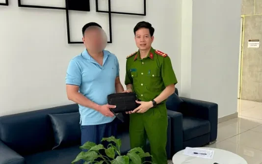 Nhặt được 100 triệu đồng, người dân bàn giao công an trả lại cho người đánh rơi Nhặt được 100 triệu đồng, người dân bàn giao công an trả lại cho người đánh rơi