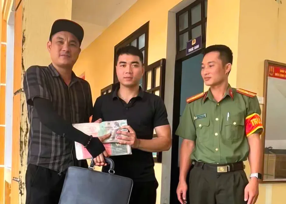 Nhặt được 350 triệu đồng, thanh niên nhờ công an tìm người trả lại Nhặt được 350 triệu đồng, thanh niên nhờ công an tìm người trả lại