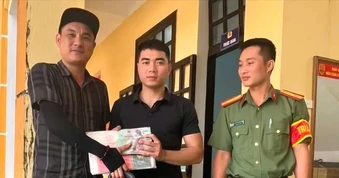 Nhặt được 350 triệu đồng, thanh niên nhờ công an tìm người trả lại
