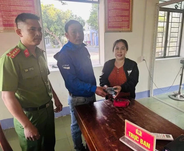 Nhặt được 74 triệu đồng, nhân viên tiếp thị tìm người trả lại Nhặt được 74 triệu đồng, nhân viên tiếp thị tìm người trả lại