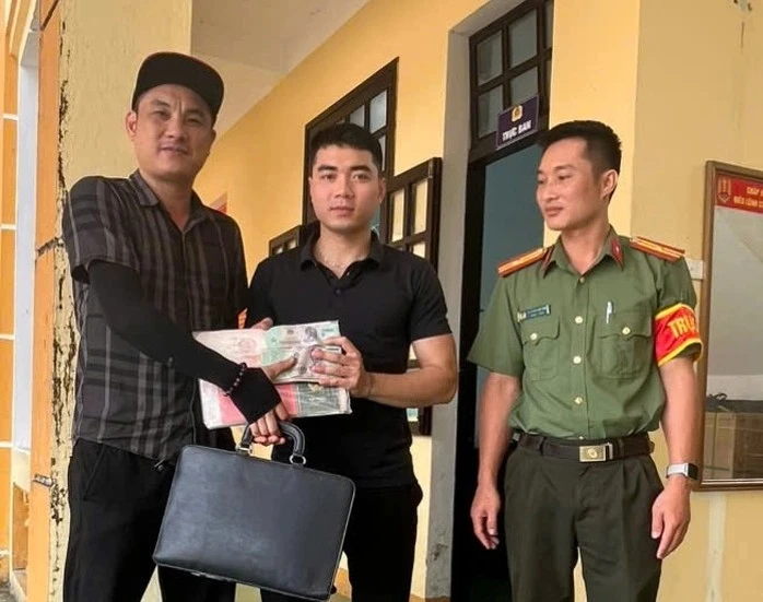 Nhặt được chiếc cặp có 350 triệu đồng, người đàn ông tìm cách trả lại Nhặt được chiếc cặp có 350 triệu đồng, người đàn ông tìm cách trả lại