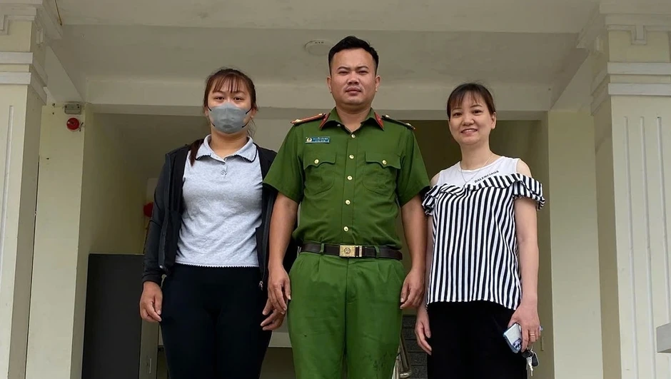 Nhặt được dây chuyền vàng, người phụ nữ giao nộp công an trả người đánh rơi Nhặt được dây chuyền vàng, người phụ nữ giao nộp công an trả người đánh rơi