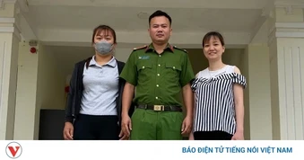 Nhặt được dây chuyền vàng, người phụ nữ giao nộp công an trả người đánh rơi