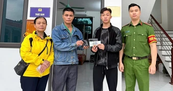 Nhặt được tiền và ví, hai học sinh Tuyên Quang có hành động đẹp