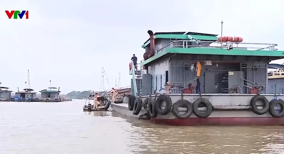 Nhiều bến bãi hoạt động không phép, ngang nhiên lắp đặt máy móc, bốc dỡ hàng hóa