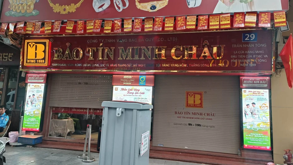 Nhiều cảnh sát xuất hiện tại cửa hàng Bảo Tín Minh Châu Nhiều cảnh sát xuất hiện tại cửa hàng Bảo Tín Minh Châu