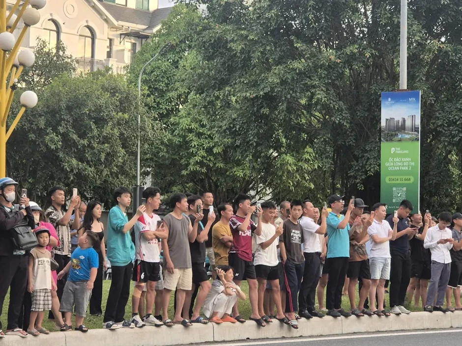 Nhiều cảnh sát xuất hiện tại nhà của Huấn Hoa Hồng Nhiều cảnh sát xuất hiện tại nhà của Huấn Hoa Hồng