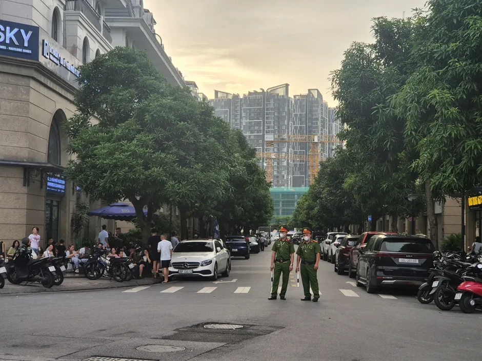 Nhiều cảnh sát xuất hiện tại nhà của Huấn Hoa Hồng Nhiều cảnh sát xuất hiện tại nhà của Huấn Hoa Hồng