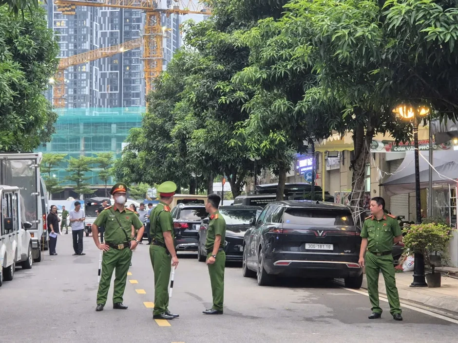 Nhiều cảnh sát xuất hiện tại nhà của Huấn Hoa Hồng Nhiều cảnh sát xuất hiện tại nhà của Huấn Hoa Hồng