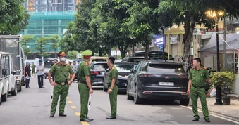 Nhiều cảnh sát xuất hiện tại nhà của Huấn Hoa Hồng